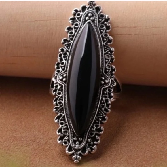 NWT. Antique Style Silver Tone Ring with a Black Stone! - Picture 2 of 3